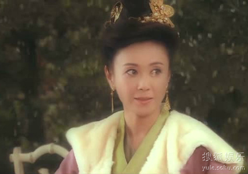 傅艺伟以24年前的武林第一夫人亮相耀眼夺目