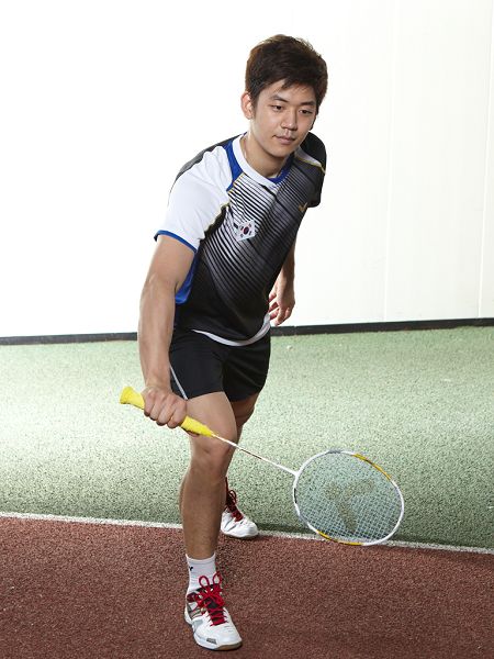 图文:韩国羽毛球奥运战袍亮相 李龙大接球动作