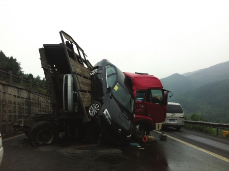 6月26日,京昆高速(绵广)金子山段发生交通事故的现场.