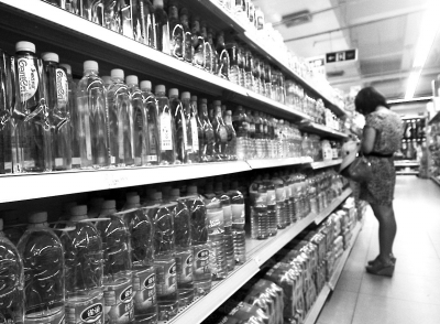 饮用水新国标将实施 福州超市半数瓶装水未标PH值
