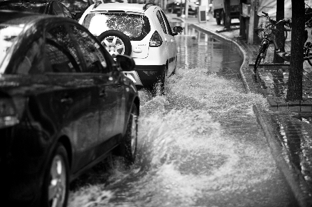 梅雨天,汽车在雨中行驶.王勇 摄