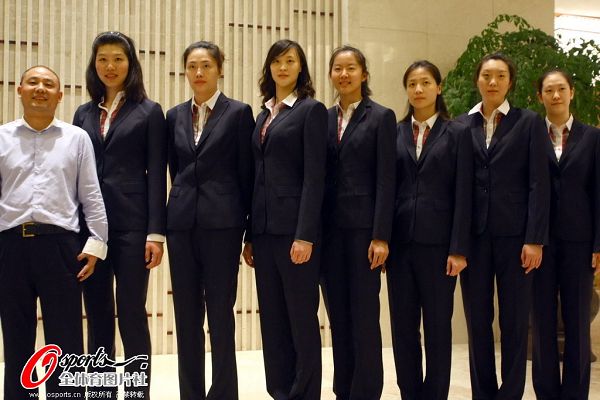 图文:女排队员试穿奥运正装 惠若琪最逗-中国女
