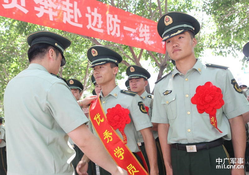 为受表彰的学员佩戴"优秀学员"绶带