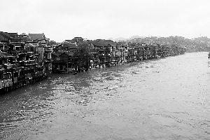 湘西凤凰古城遭大水围城