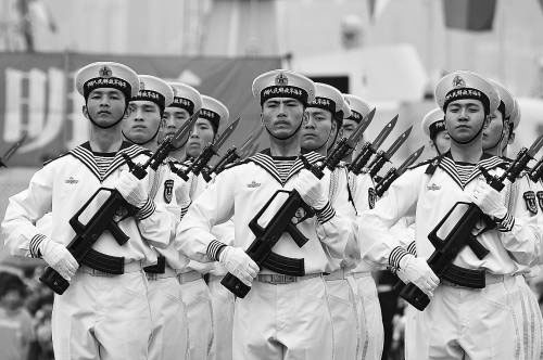解放军进驻香港15年 市民满意度认同率升至98