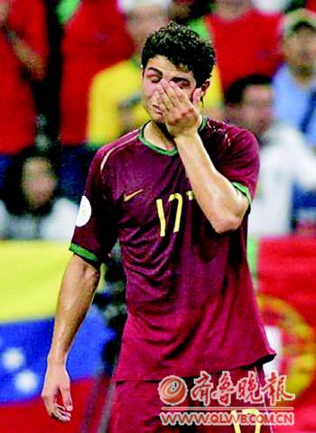 2006年德国世界杯半决赛,葡萄牙0:1不敌法国,C罗再次流下泪水。 