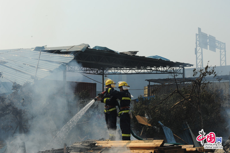 油罐车高速上起火爆炸20死14伤 广州消防扑救