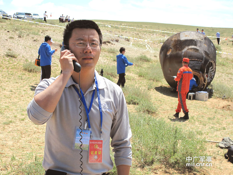 返回着陆现场:神九航天员开始转乘专机返京-中国广播网(组图)