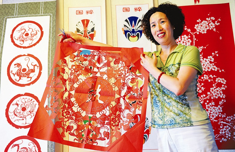剪纸作品《威风锣鼓》(图)