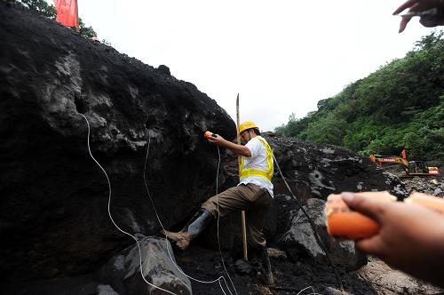 四川凉山宁南泥石流:抢险清淤工作艰难推进(组