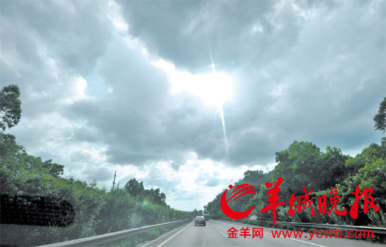 苏芮/台风到来之前， 广西桂海高速公路上空乌云密布新华社发
