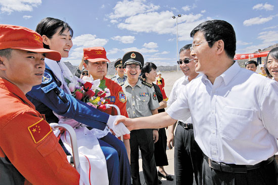 6月29日,自治区党委书记胡春华在呼和浩特毕克齐机场与航天员景海鹏