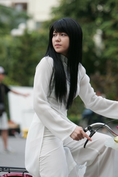 越南美女穿衣习俗:旗袍开叉到腰(组图)