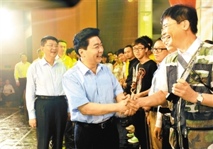 省委常委,市委书记王荣等领导给"阳光达人"颁奖.