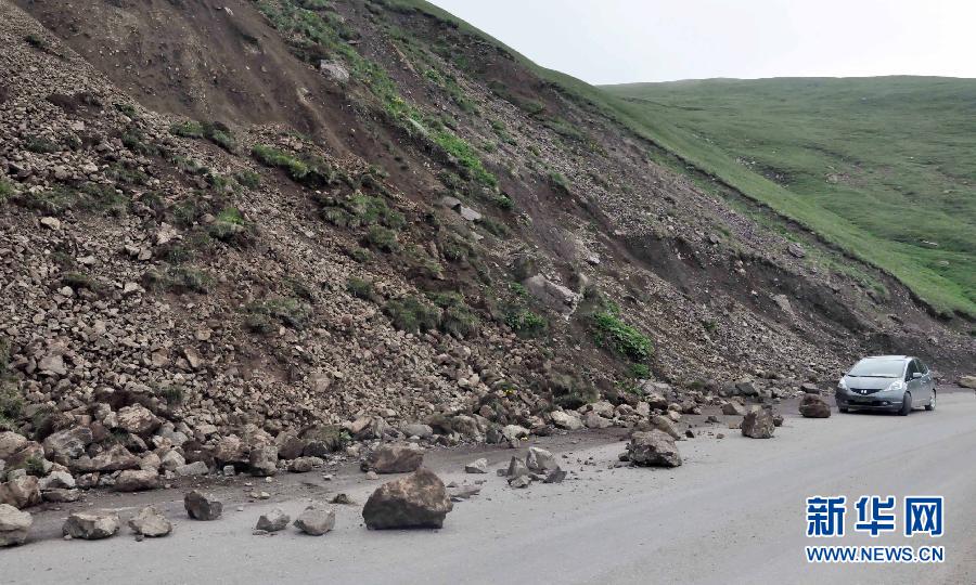 新疆6.6级地震造成灾区道路出现滑坡和塌方(组