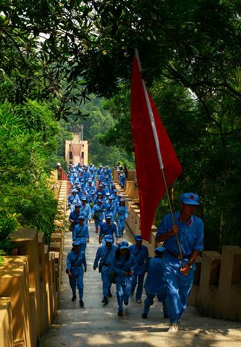 迎"七一"红色旅游热百色(组图)