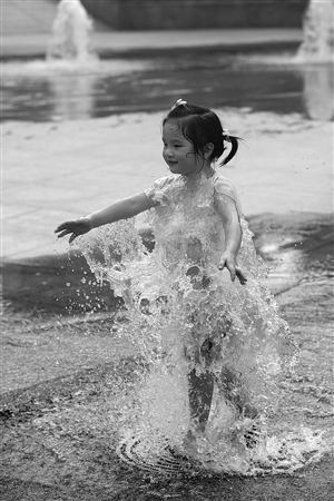 今夏第一轮高温天气来袭;; 小女孩戏水图计 