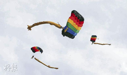 中新网6月27日电 据香港明报报道，香港各界庆典委员会正筹备多项庆祝回归活动，包括解放军八一跳伞队40名队员空降维园及香港大球场。