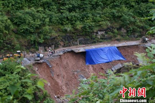 图为7月1日，事故路段正在抢修。刘坤杨摄