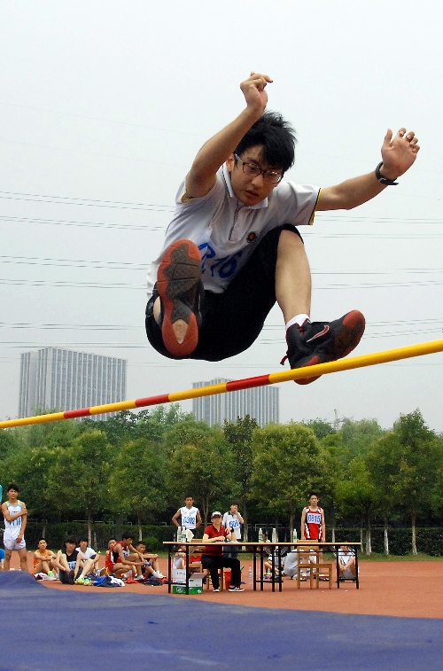 图文:南京办中学生田径运动会 男子跳高比赛