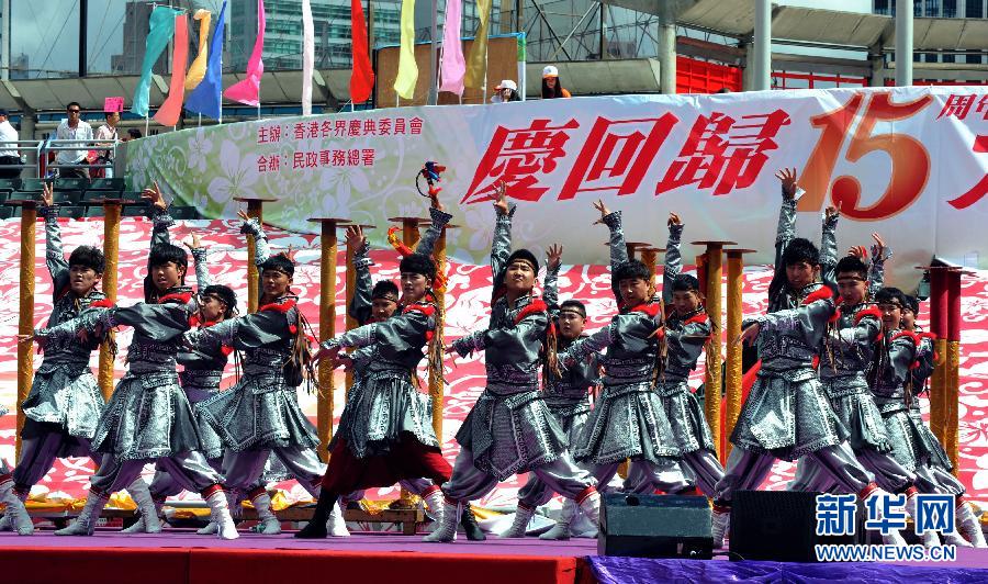 为庆祝香港回归祖国15周年，解放军八一跳伞队7月1日在香港大球场表演花式跳伞，与市民一同庆祝及分享回归节日的喜悦。中新社发 谭达明 摄