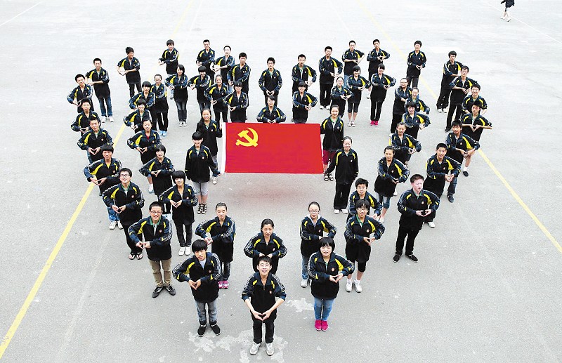 6月28日,山西师大实验中学的学生们手持党旗,摆出心形图案,寓意"红心