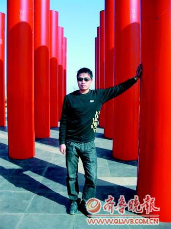 陈海峰/陈海峰提供的生活照和他小时候的照片。