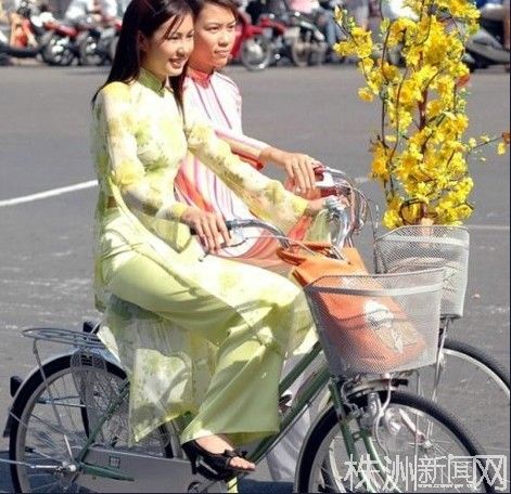 越南旗袍开叉到腰 裙摆随风飘逸突显女性曲线