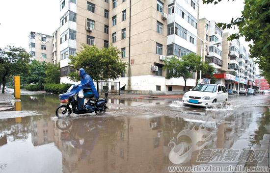 德州防汛办冒雨疏通管道排积水(图)