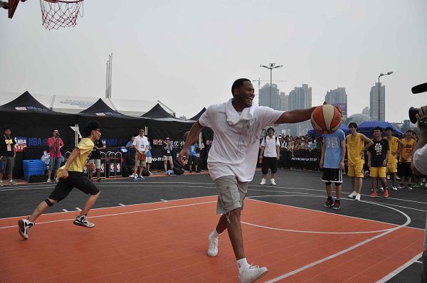 NBA篮球国度武汉站 罗伯特-霍里与球迷亲切互