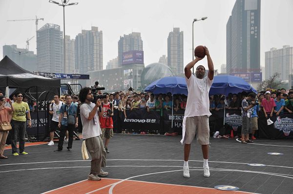 NBA篮球国度武汉站 罗伯特-霍里与球迷亲切互