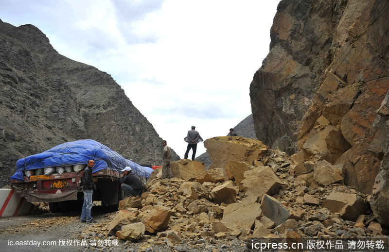 新疆地震217国道一侧车道已恢复通行救护