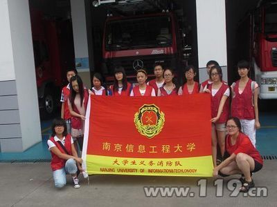 扬州:大学生义务消防队走进红门学知识[图]