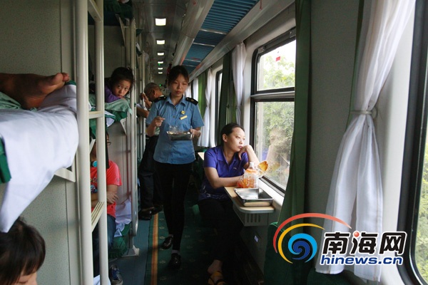 海口至西安女生:维族实习乘务员男生微笑服务亲吻列车视频姑娘图片