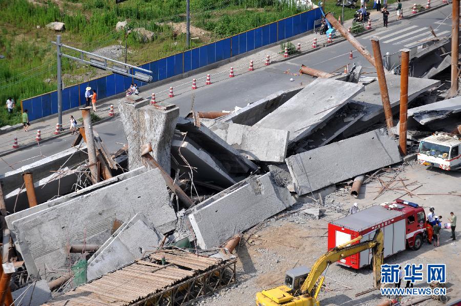 杭州市区新业北路与德胜路路口附近一座正在拆除的高架桥发生坍塌事故