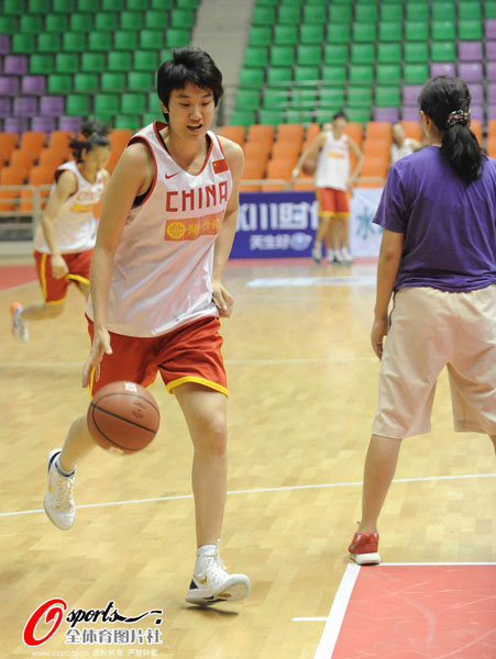 图文:中美女篮备战伦敦奥运 队员做运球练习