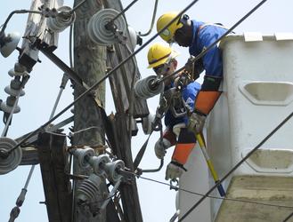 电力公司人员抢修线路。