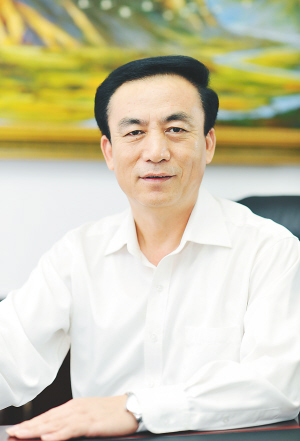 省司法厅厅长屈建民.