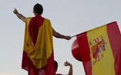 图文：西班牙庆祝欧锦赛夺冠 球迷在庆祝活动中