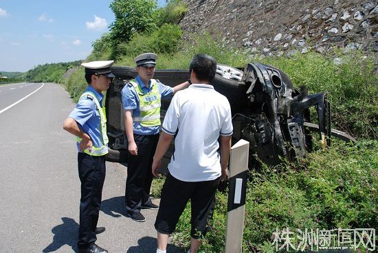 7月2日,一辆突然爆胎的小轿车在醴潭高速侧翻