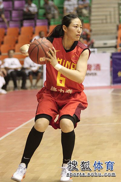 图文女篮再战美国职业队宋晓云停球
