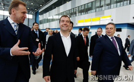 俄罗斯总理梅德韦杰夫3日抵达国后岛视察。