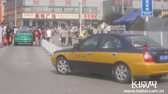在出租汽车待客区，乘客有序乘车。长城网 刘伟 摄