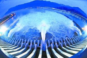 7月3日,三峡大坝开启泄洪深孔进行泄洪。新华社发