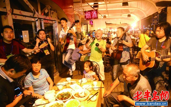 穿梭于登州路啤酒街上一张张饭桌间,为酒兴正酣的顾客演奏助兴。每当夜幕降临 ,来自安徽的肖宏亮就会与 5位同伴带着吉他一起来到这里咆哮 。跟老肖一样在登州路这条啤酒街上为客人表演助兴的街头艺人超过四十位,他们通过手中的吉他 、节奏沙锤,还有近似咆哮的嗓音带动了整条街的气氛。 吉他拍出声唱歌靠咆哮 2012年6月15日登州路啤酒街开街之后,每到晚上7时30分,走在啤酒街上的市民,一定会听到洪亮的歌声,几把吉他,两个节奏沙锤,一个街头乐队该有的节奏感就出来了。6月26日记者第一次看见这样的演奏方式
