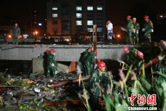 南京新建一年廊桥被暴风雨吹塌导致伤亡惨剧