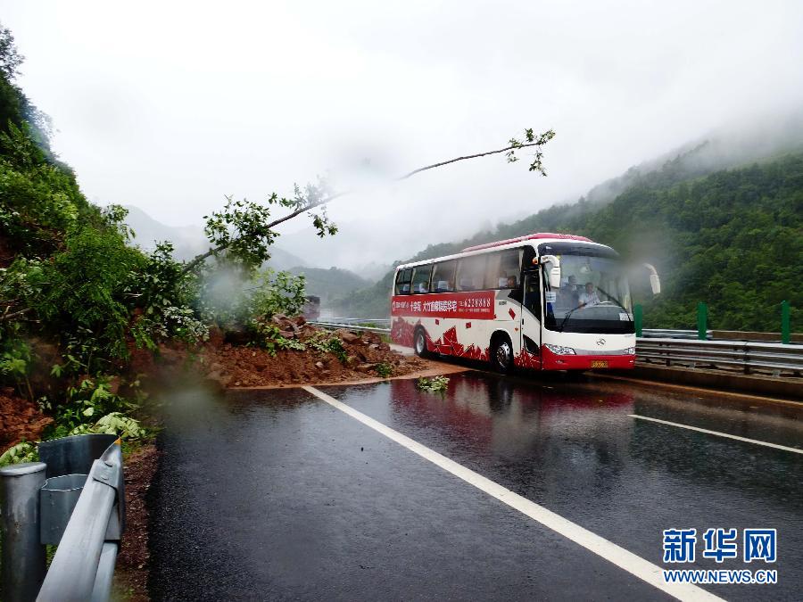 (头)茂(名)高速公路四川省宣汉县,万源市等路段发生山洪,泥石流,塌方