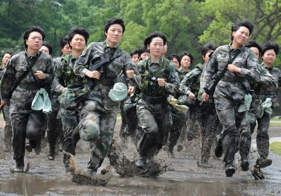 精气神训练是每个官兵必备的训练科目,女兵也不例外.冯凯旋