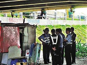 深圳在河道桥下铺水泥锥称为流浪者安全着想