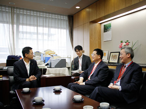 图为徐建洲副局长与日本总务省副大臣森田高进行会谈.